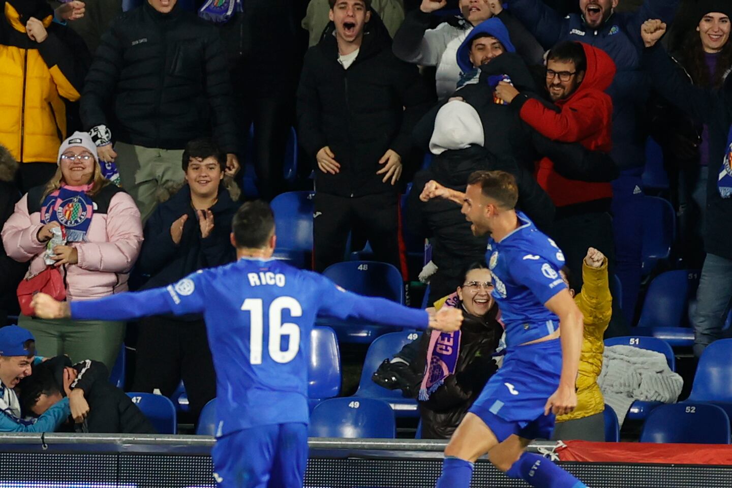 GETAFE (MADRID), 06/11/2023.- Los jugadores del Getafe, Mayoral y Diego Rico, celebran el primer gol del equipo madrileño durante el partido de la jornada 12 de Liga de Primera División que Getafe CF y Cádiz CF diputaron en el Coliseum de Getafe. EFE/Javier Lizón