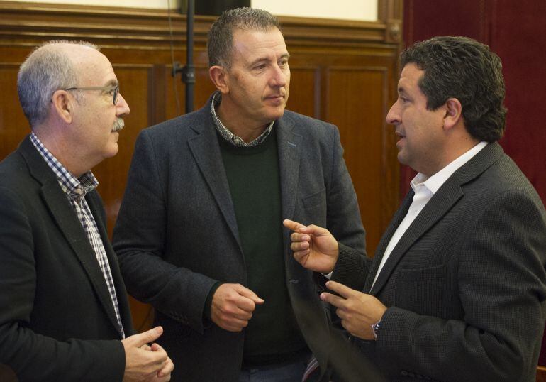 El vicepresidente provincial, Vicent Sales (en el centro), junto al presidente de la Diputación, Javier Moliner (derecha) y al diputado de Deportes, Luis Martínez (izquierda)