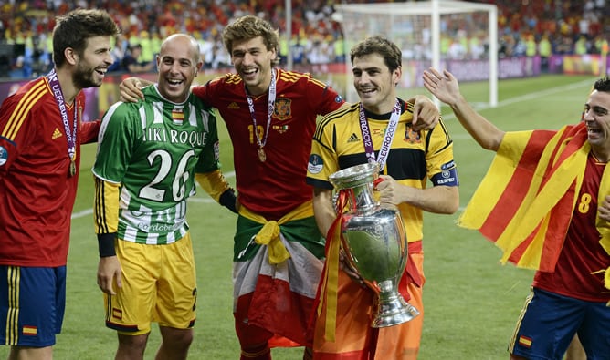 Los jugadores de España Gerard Piqué, el portero suplente, Pepe Reina, Fernando Llorente, el portero Iker Casillas y Xavi Hernández celebran el triunfo recordando a Miki Roqué