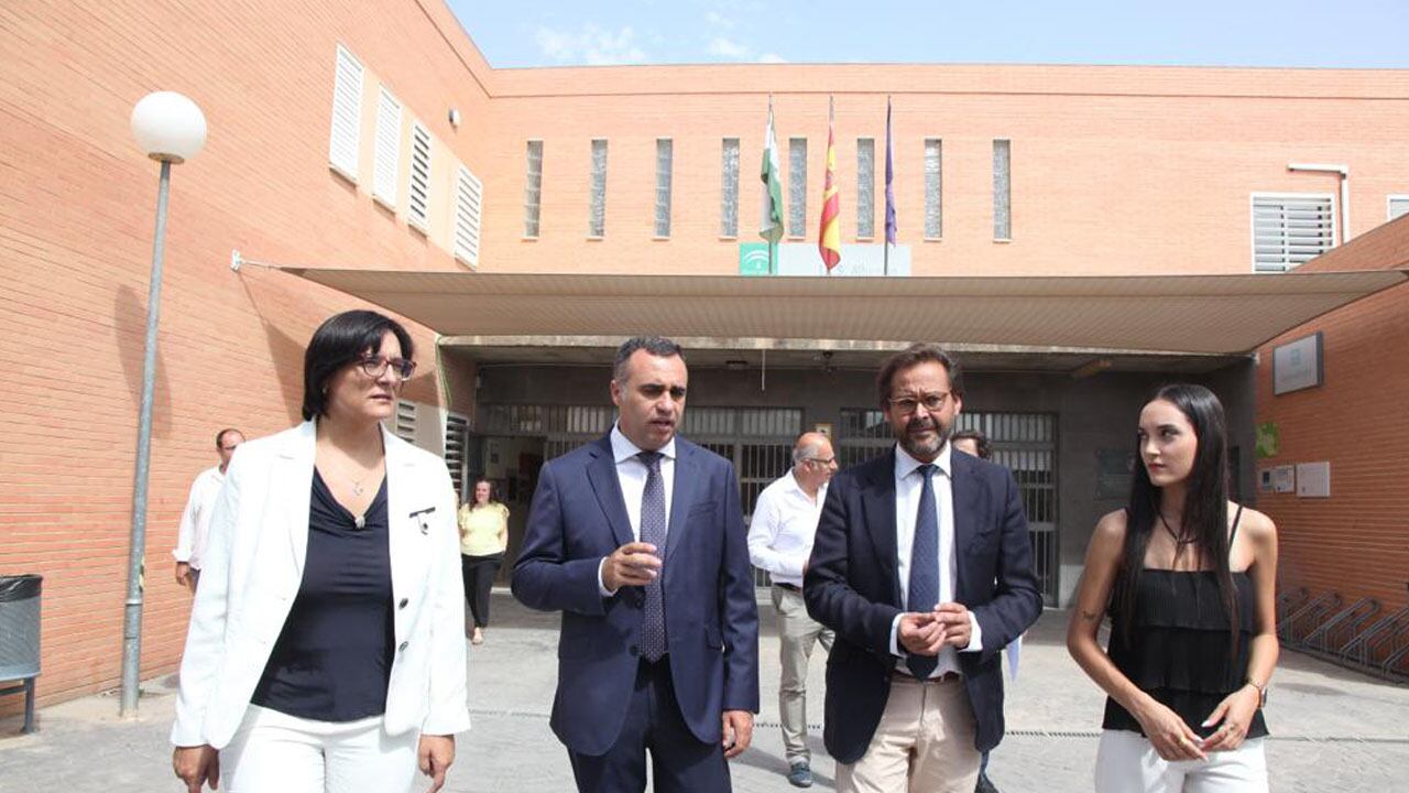 La delegada de Educación en Granada, María José Martín; el alcalde de Alhendín, Francisco Rodríguez; el delegado del Gobierno de la Junta en Granada, Antonio Granados; y la concejala de Educación, Paula Raya, en la visita a las obras de ampliación del instituto de la localidad