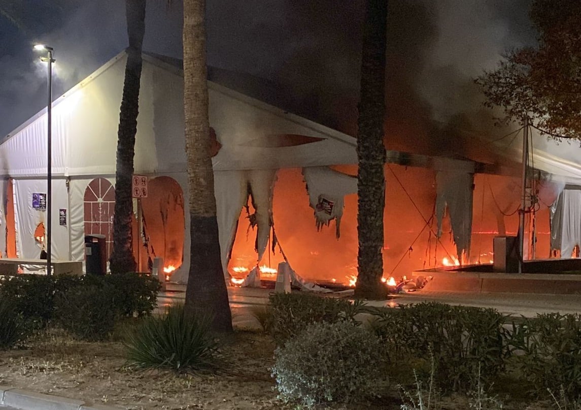 Imagen de la carpa municipal arrasada por el fuego