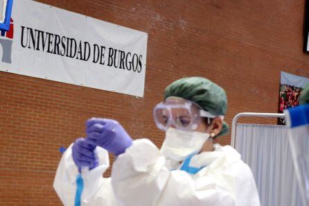 Toma de muestras en el polideportivo universitario