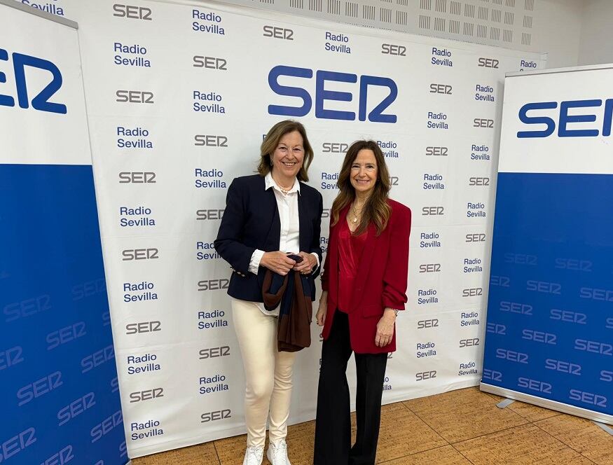 Carmen Romero y Teresa Jiménez en los estudios de Radio Sevilla