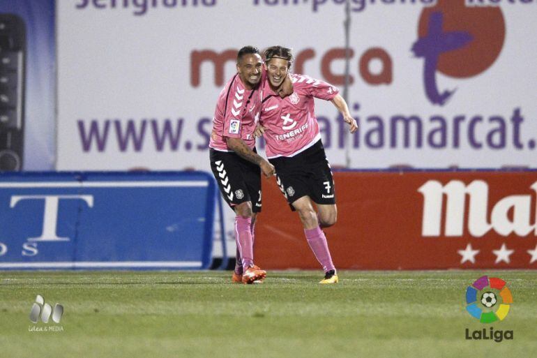 Lara y Suso celebran el gol
