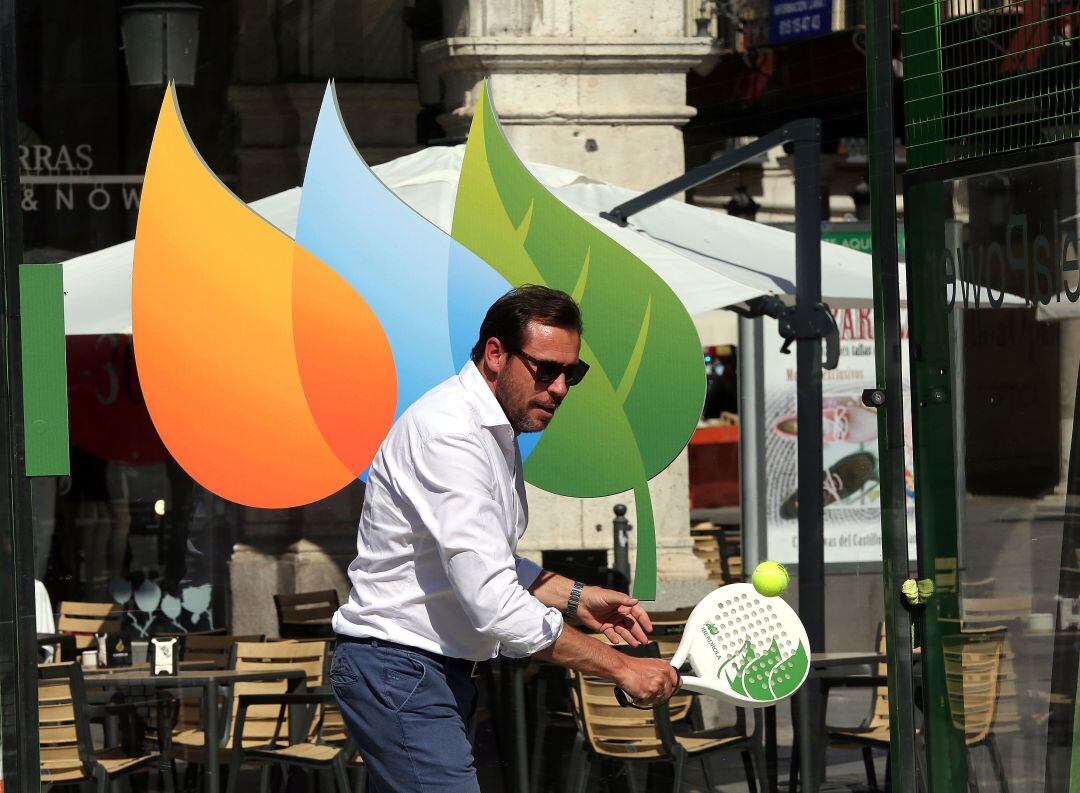 El alcalde de Valladolid, Óscar Puente, durante una visita las instalaciones de World Padel Tour en la Plaza Mayor de la ciudad