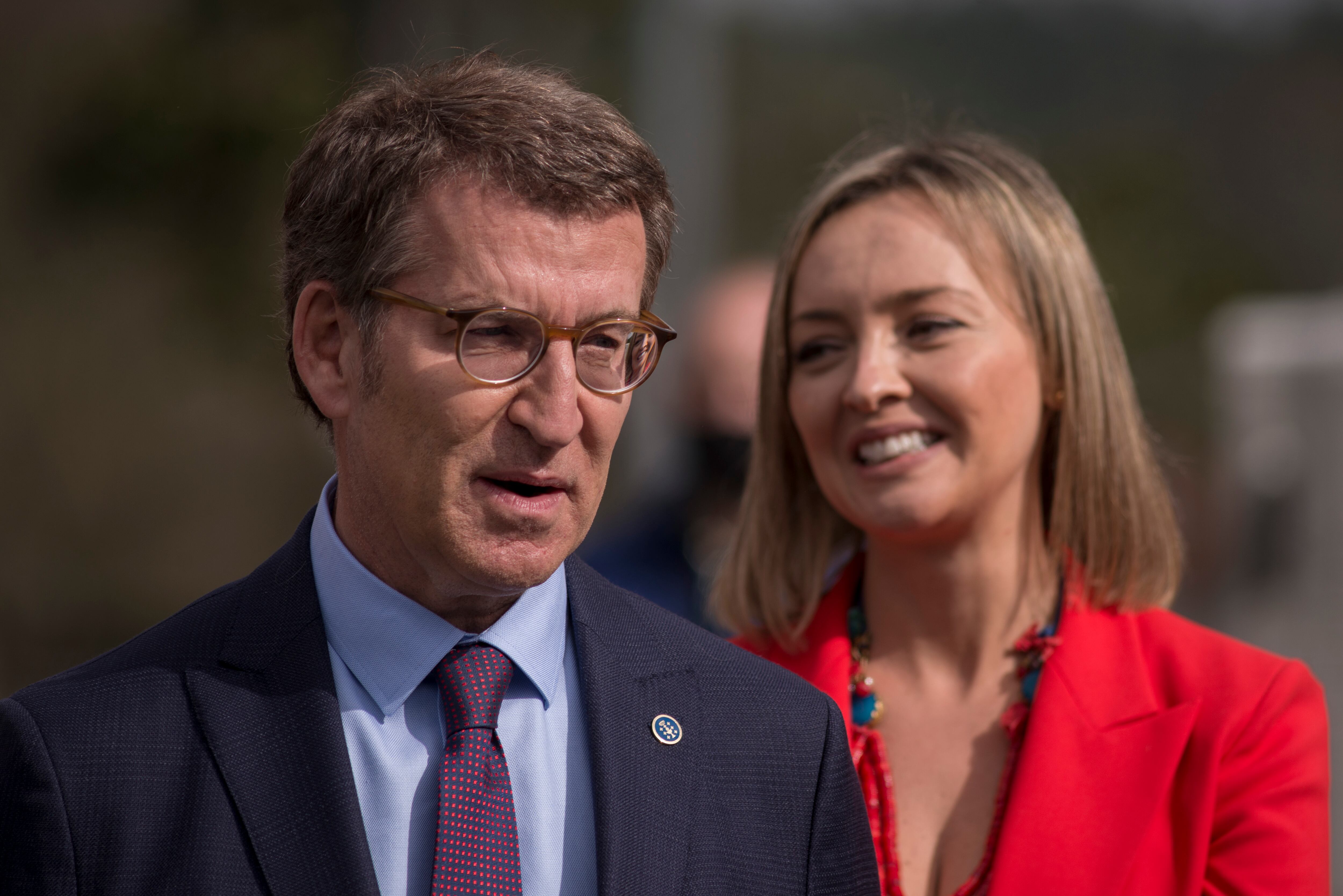 PEREIRO DE AGUIAR (OURENSE), 29/03/2022.- El presidente de la Xunta, Alberto Núñez Feijóo, y la conselleira de Política Social, Fabiola García, presentan el tráiler 'Coidados porta a porta', este martes, en la localidad orensana de Pereiro de Aguiar. EFE/ Brais Lorenzo