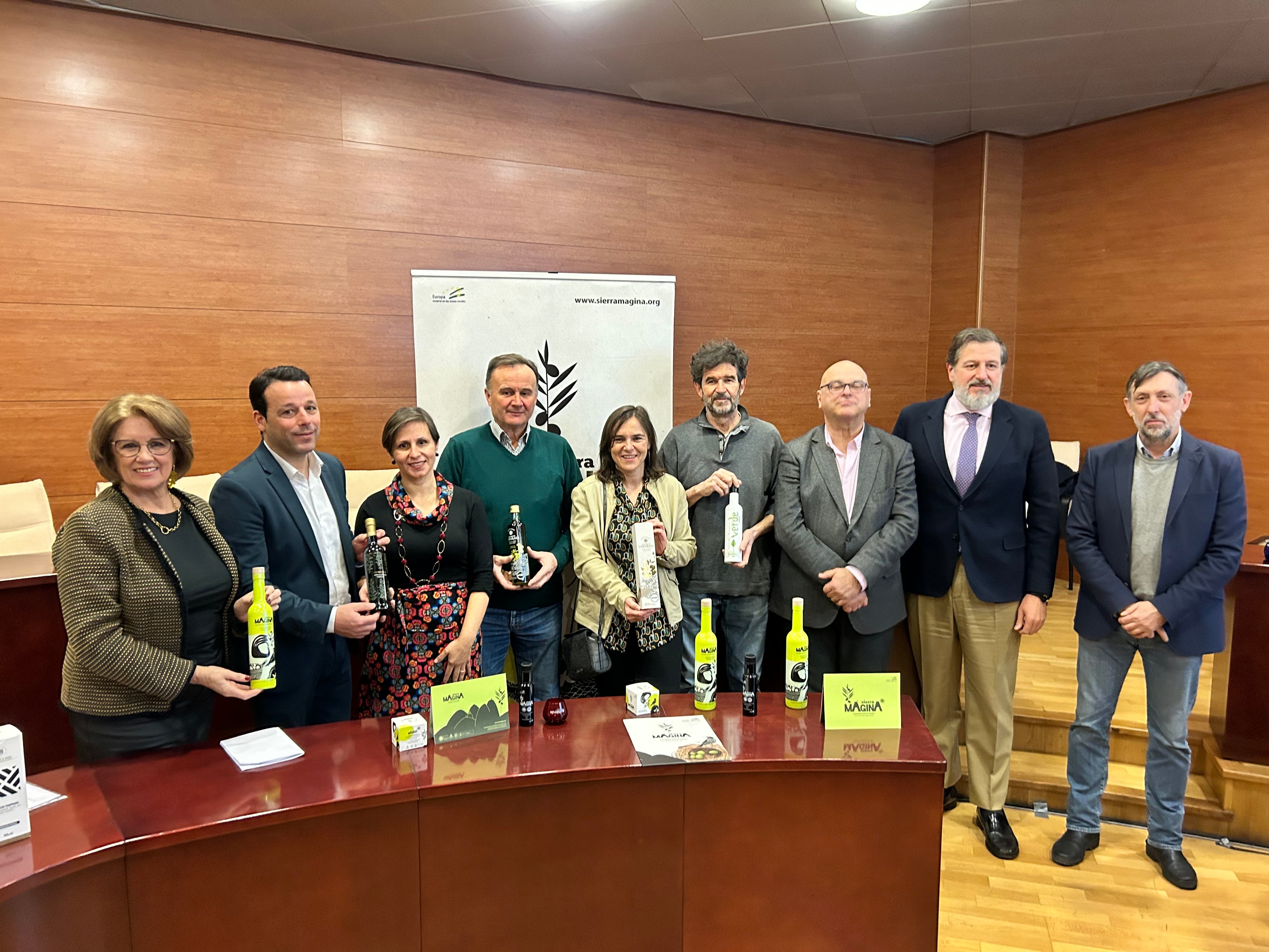 Autoridades y miembros del jurado minutos después de la cata realizada para dar a conocer los ganadores de los Premios Alcuza.