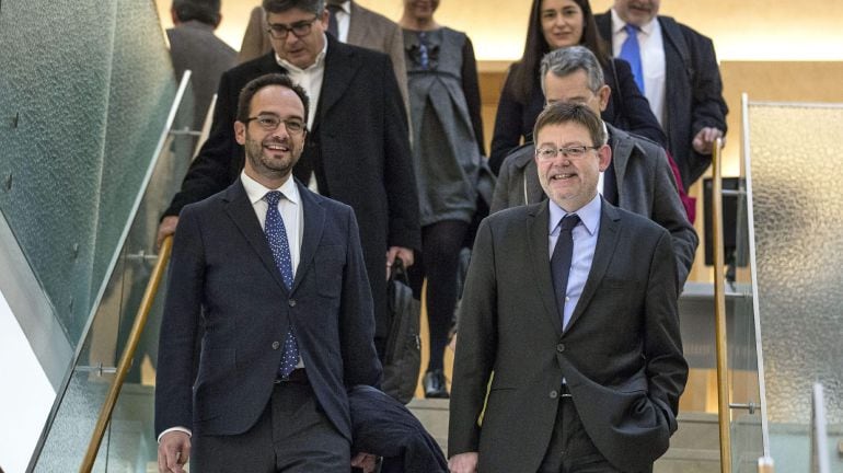 El portavoz del grupo parlamentario socialista, Antonio Hernando, junto al secretario general del PSPS-PSOE, Ximo Puig, a su llegada esta mañana a la reunión de la dirección del grupo parlamentarios socialista con el grupo parlamentario autonómico del PSP