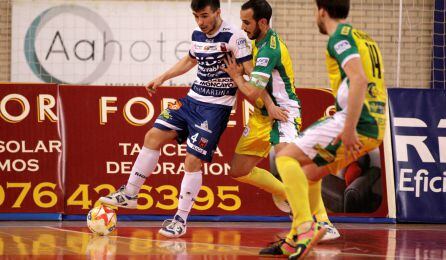 Dos jugadores del Jaén FS se disputan el balón con otro futbolista del Ríos Renovables.