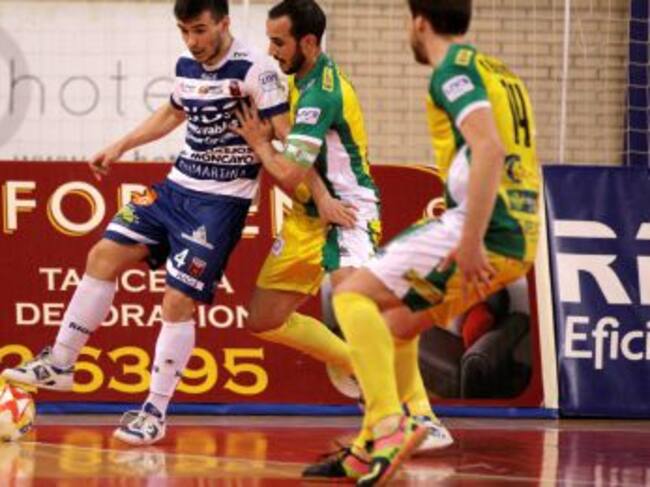 Dos jugadores del Jaén FS se disputan el balón con otro futbolista del Ríos Renovables.