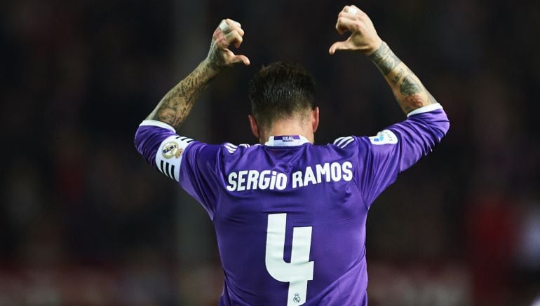 Sergio Ramos señala su camiseta ante la afición del Sevilla