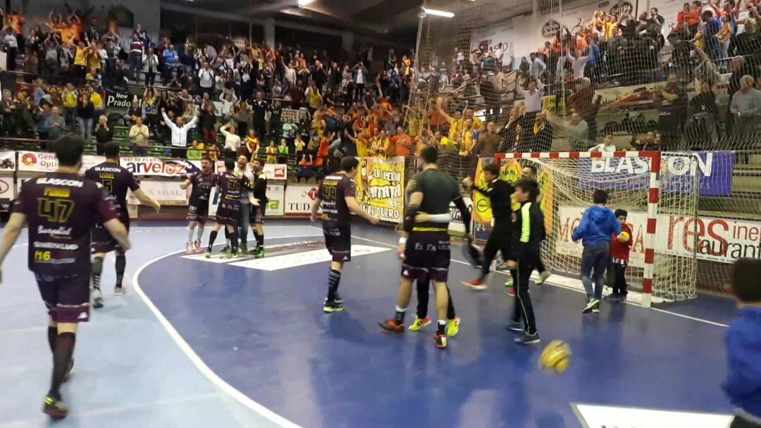 Comunión final entre jugadores y aficionados amarillos en el Príncipe de Asturias.