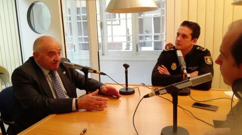 El ya ex inspector-jefe del CNP Jerez, Francisco Álvarez, junto al portavoz de la Comisaría, Adrián Domínguez, en Radio Jerez