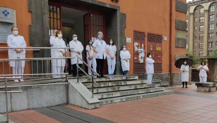 Los médicos de un centro de salud de Mieres guardan dos minutos de silencio por sus compañeros fallecidos por COVID-19