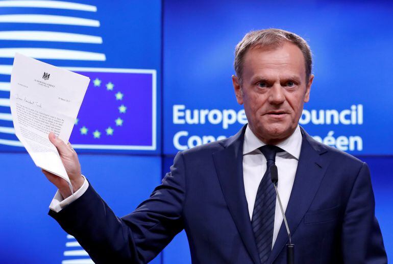 El presidente Donald Tusk enseña la carta de Theresa May con la activación de la salida del Reino Unido de la UE