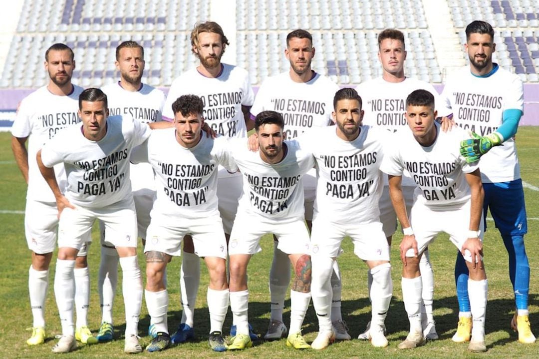 Once inicial del Real Jaén con camisetas reivindicativas.