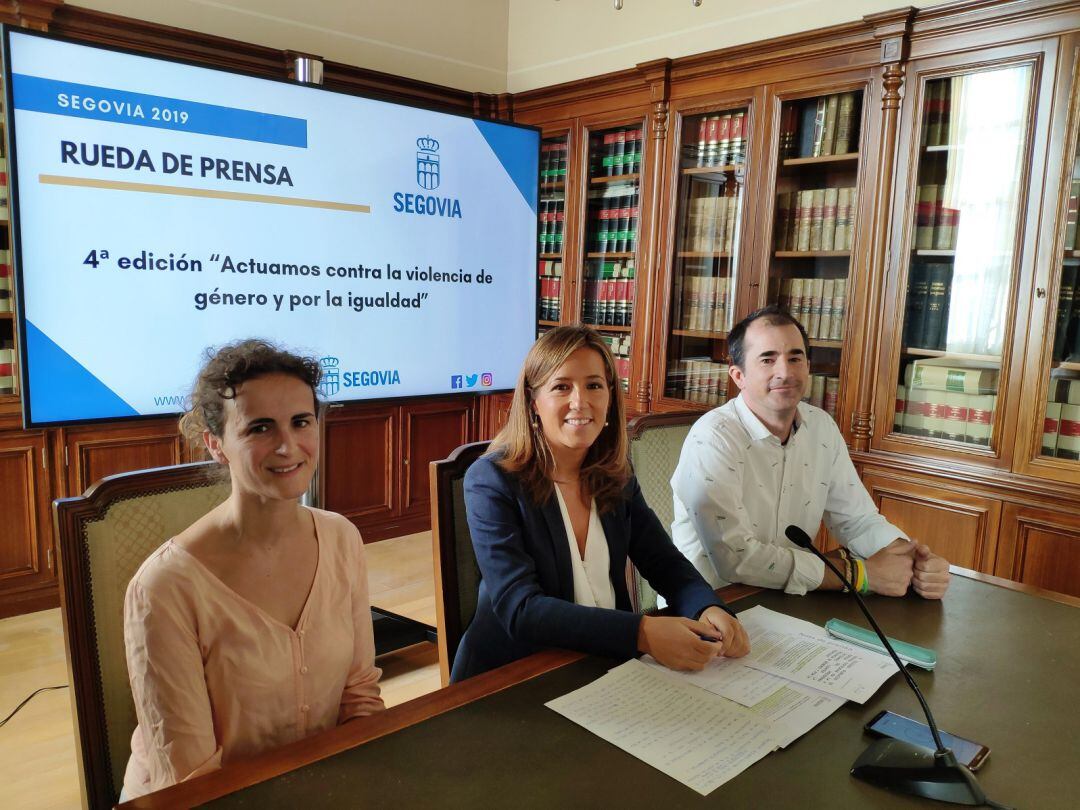 La concejala de educación, Ana Peñalosa, rodeada por los representantes de la empresa encargada del programa educativo, Jacob Hernando y Celia Matarranz