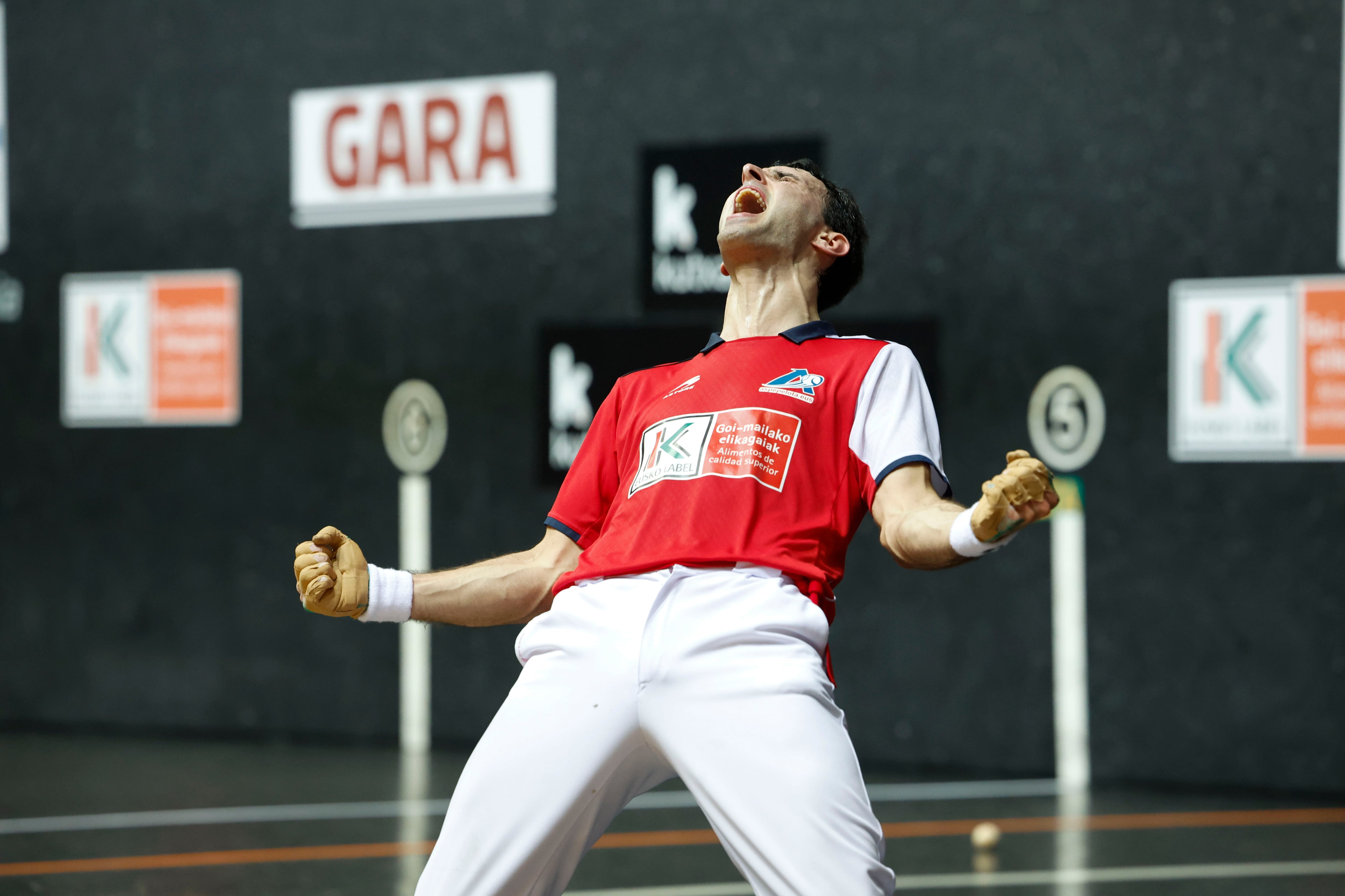 BILBAO, 19/11/2023.- El pelotari Jokin Altuna celebra su victoria en la final del Campeonato del Cuatro y Medio tras derrotar a Peio Etxebarria por 22-9 en el frontón Bizkaia de Bilbao. EFE / Miguel Toña.
