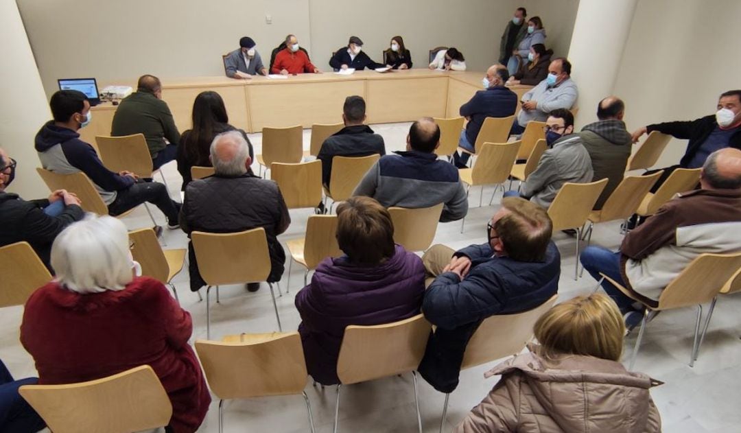 Asistentes a la reunión constitutiva de la asociación de autónomos de Orcera.