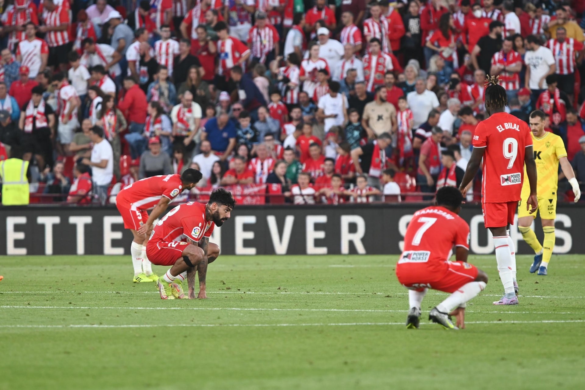 Los jugadores del Almería hundidos tras el empate en casa.