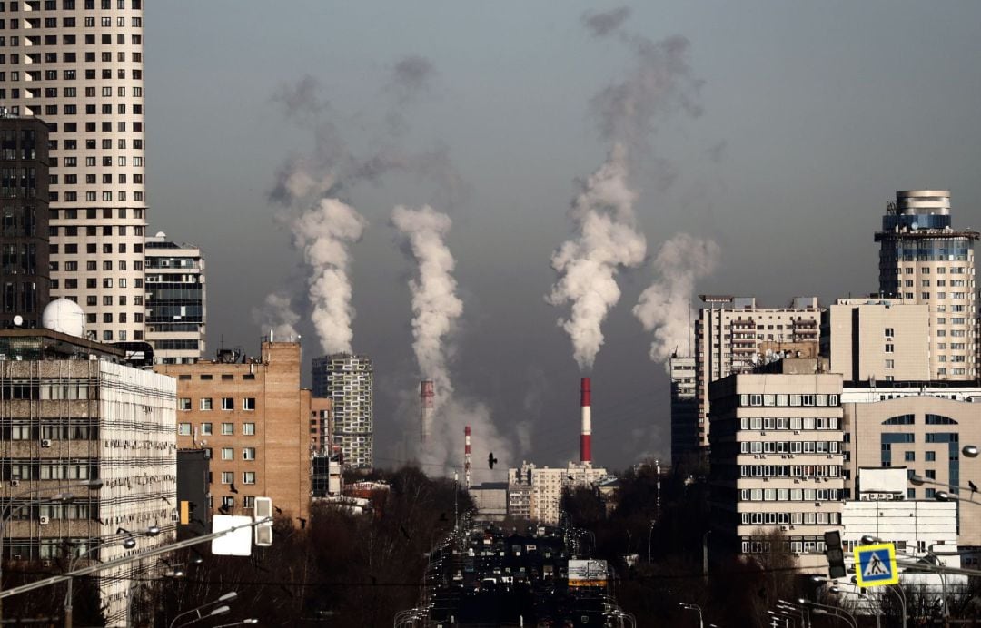 Grandes columnas de humo de las chimeneas de una central térmica en Moscú (Rusia).