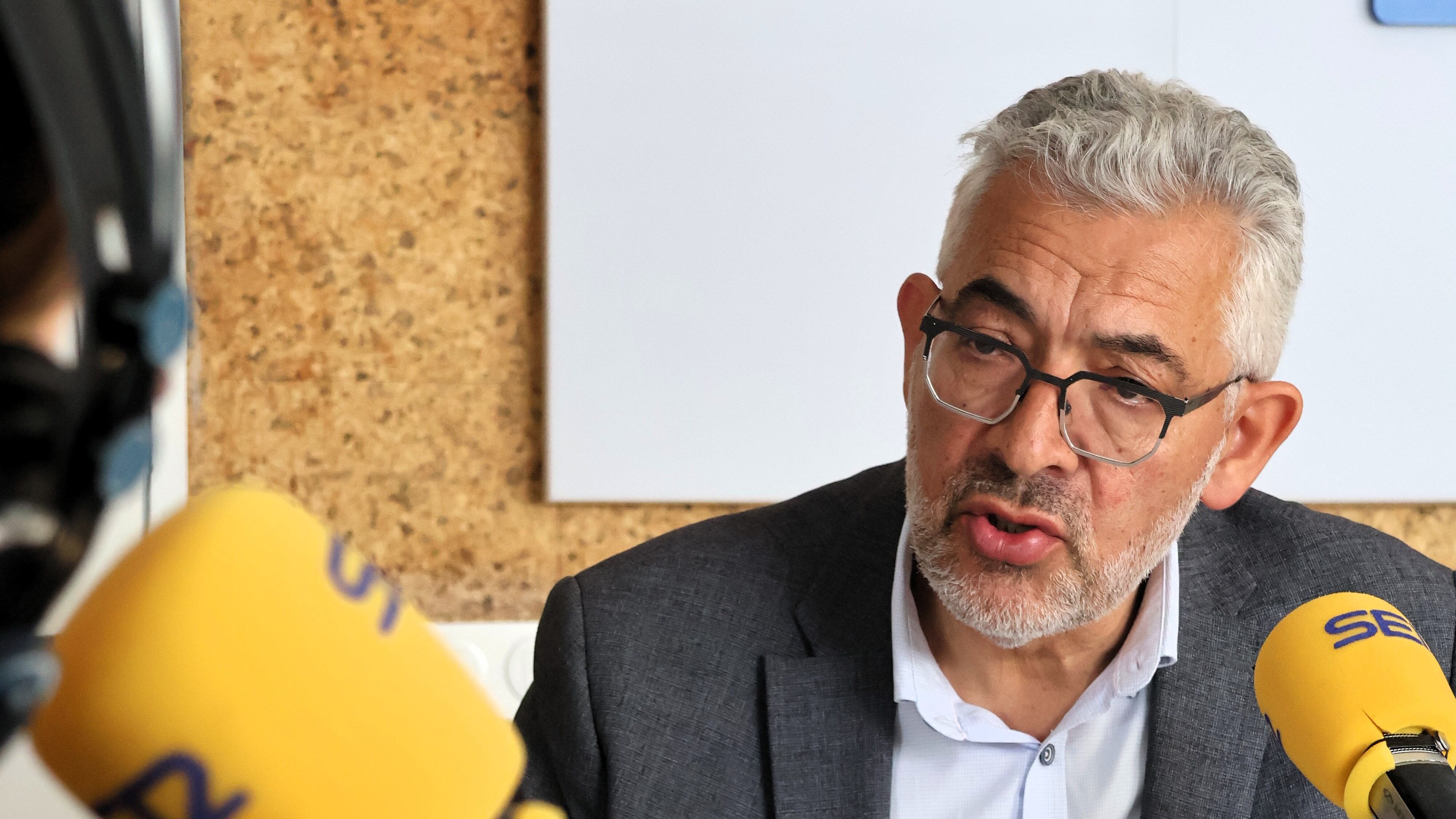 Miguel Fernández en los estudios de Radio Lugo Cadena SER