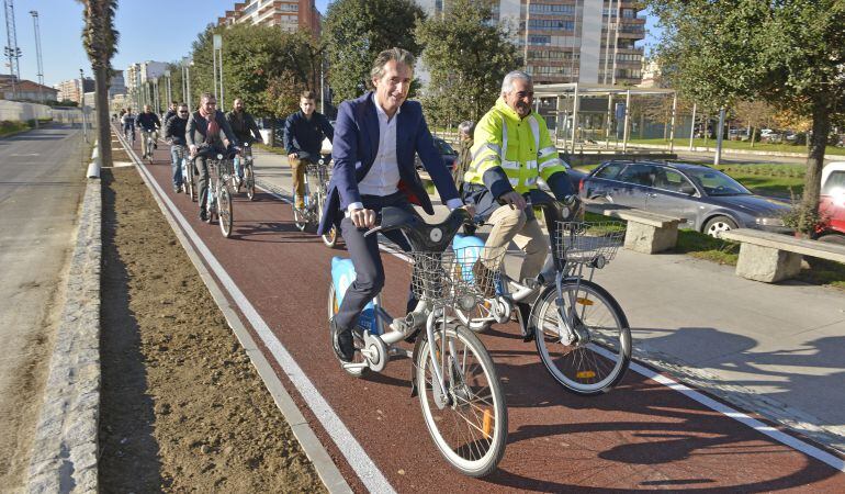 Carril bici que discurre paralelo al frente marítimo de Santander.