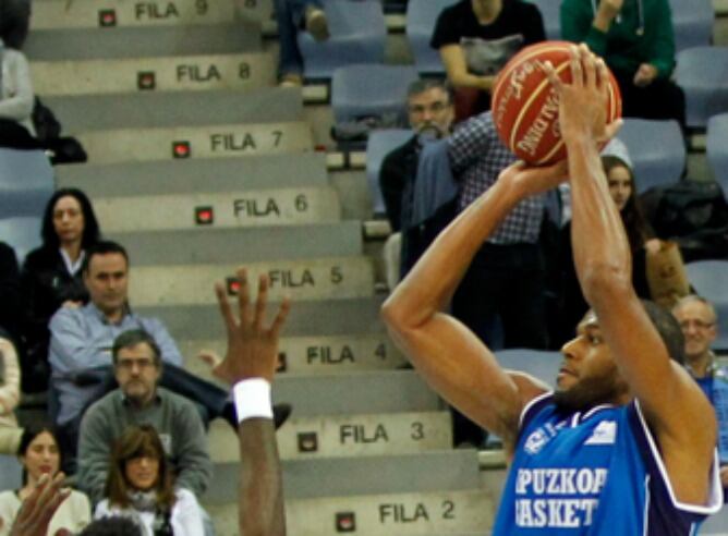 Jason Robinson se eleva para lanzar a canasta.