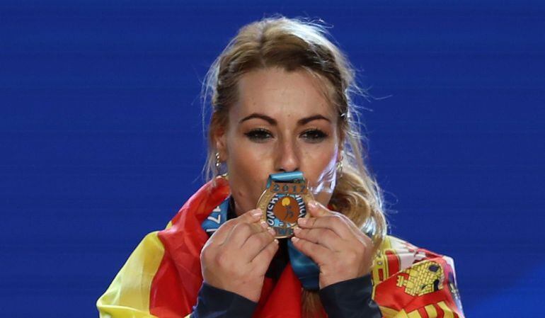 Lydia Valentín posa con una de sus medallas en California