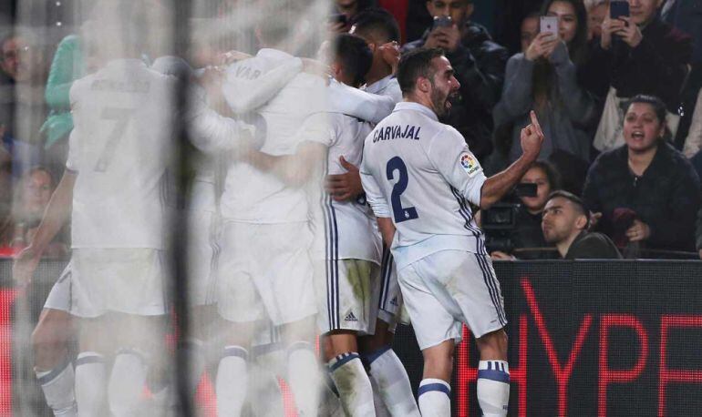 Carvajal hace una peineta en el Camp Nou