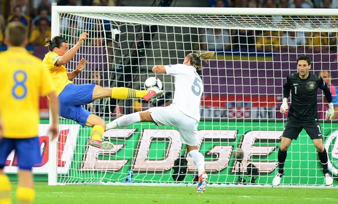 El jugador de Suecia Zlatan Ibahimovic anota el 1-0 ante Francia, el martes 19 de junio de 2012, en un partido del grupo D de la Eurocopa 2012, en Kiev (Ucrania).