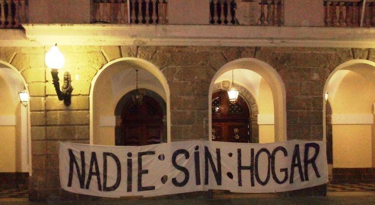 Pancarta en defensa de las personas sin hogar frente a la fachada del Ayuntamiento de Cádiz