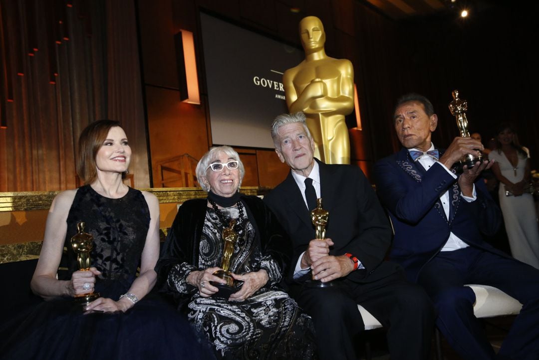 Geena Davis, Lina Wertmuller, David Lynch y Wes Studi posan con sus Oscar honoríficos