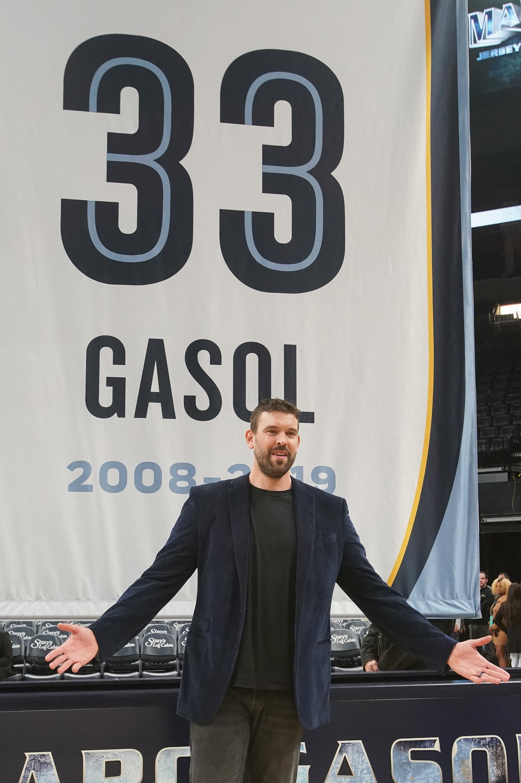 Marc Gasol posa delante de su dorsal 33 antes de que los Memphis Grizzlies lo retirasen