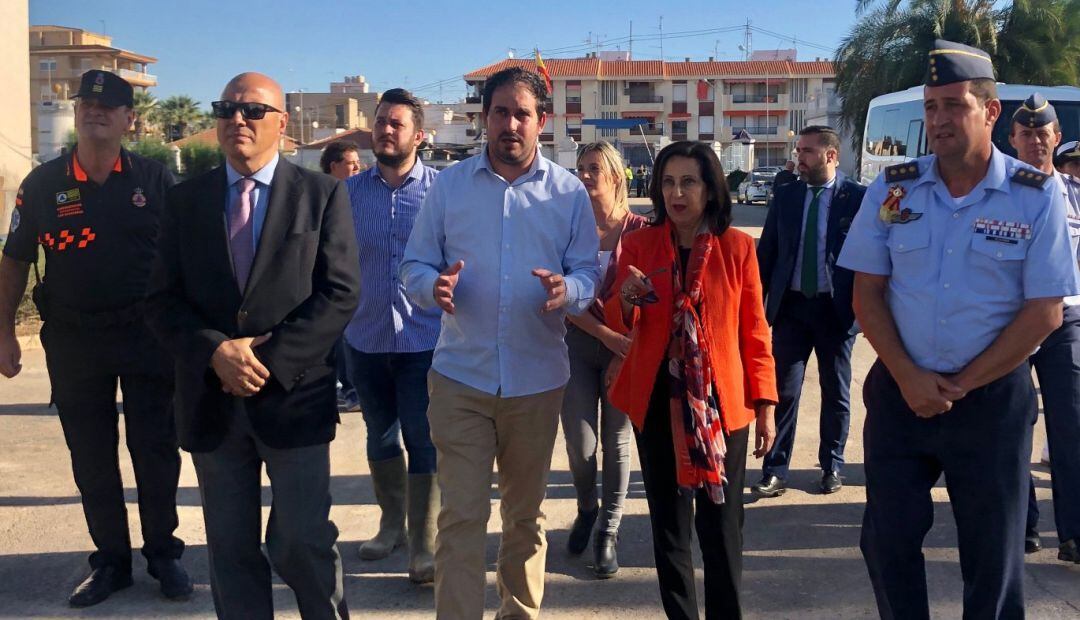 El alcalde de Los Alcázares, Mario Cervera, con la ministra de Defensa, Martgarita Robles, en el municipio costero