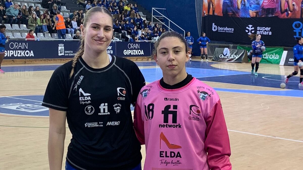 La lateral Anastasiya Hovzd y la portera Alba Fernández el día de su debut en la máxima categoría