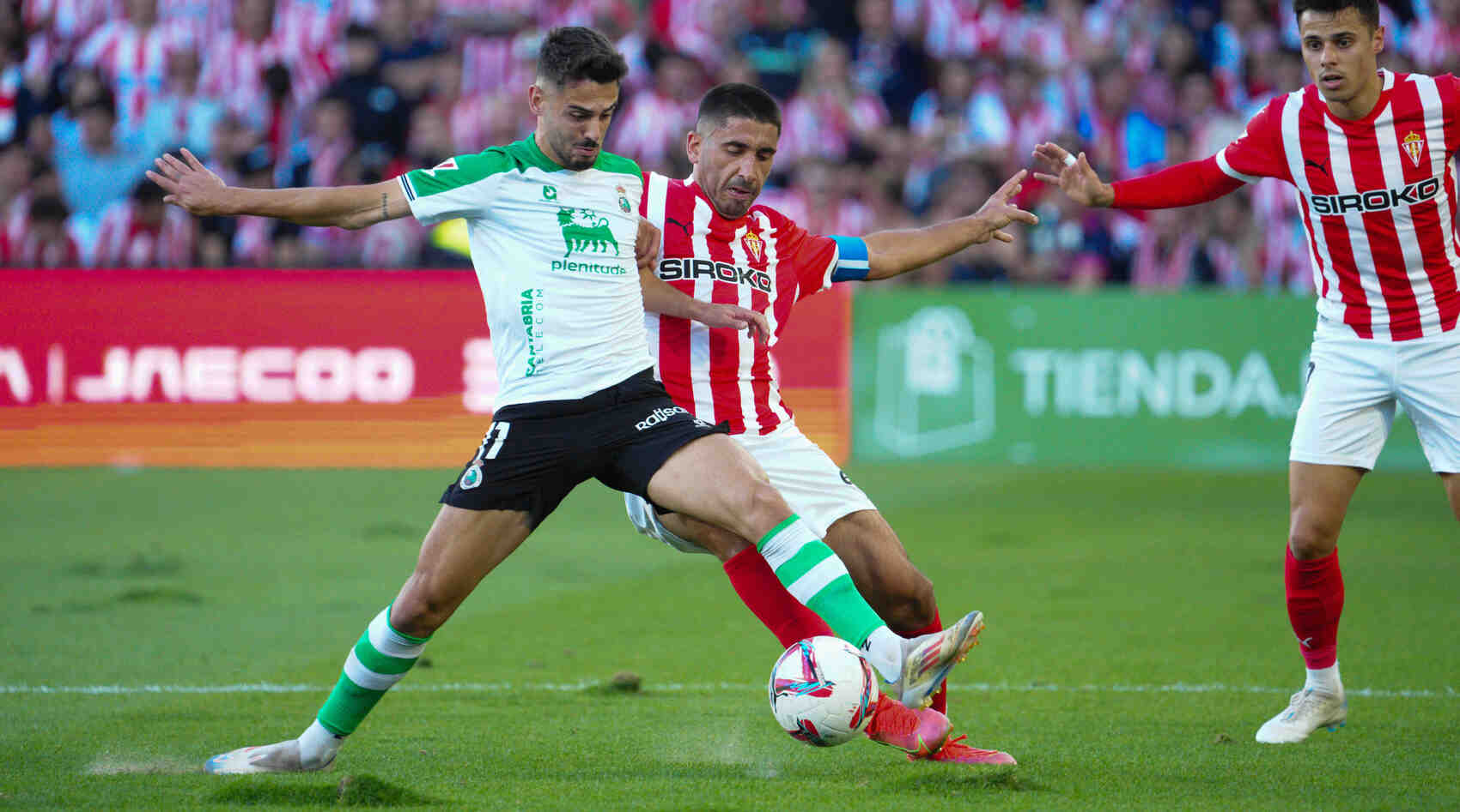 Andrés Martín, contra Cote en el partido de Liga contra el Sporting.