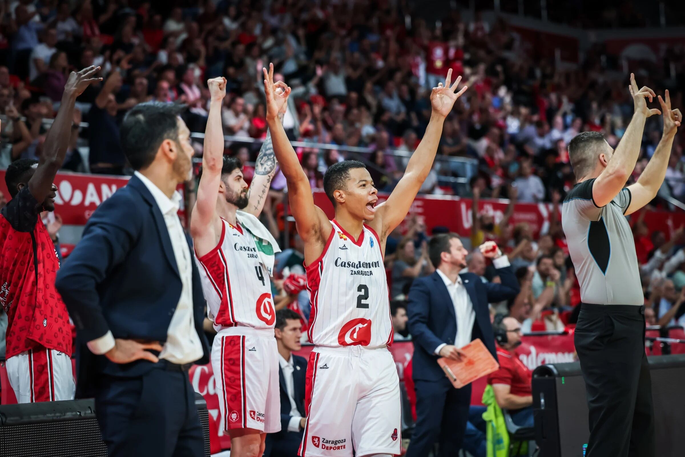 Los jugadores del Casadmont celebran una canasta contra el Falco