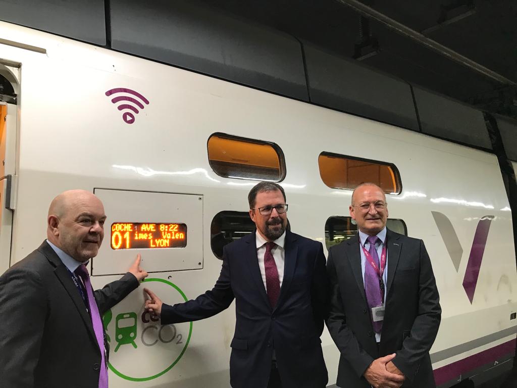 El presidente de Renfe, Raül Blanco, delante del primer tren Barcelona-Lyon