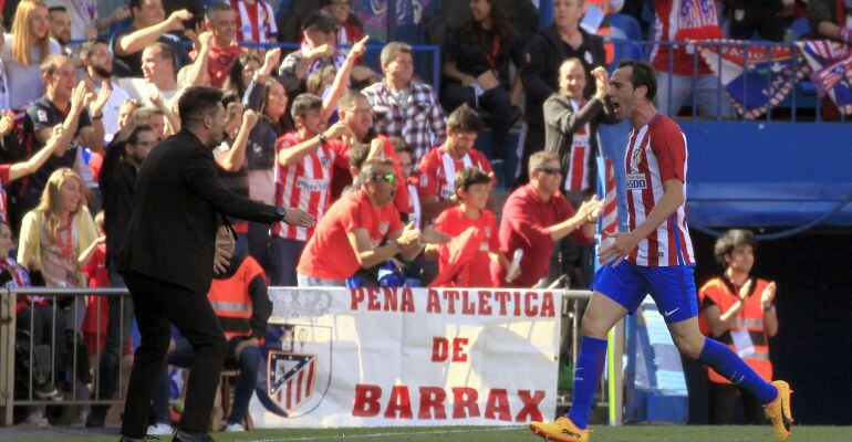 Simeone y Godín celebran el gol de Saúl