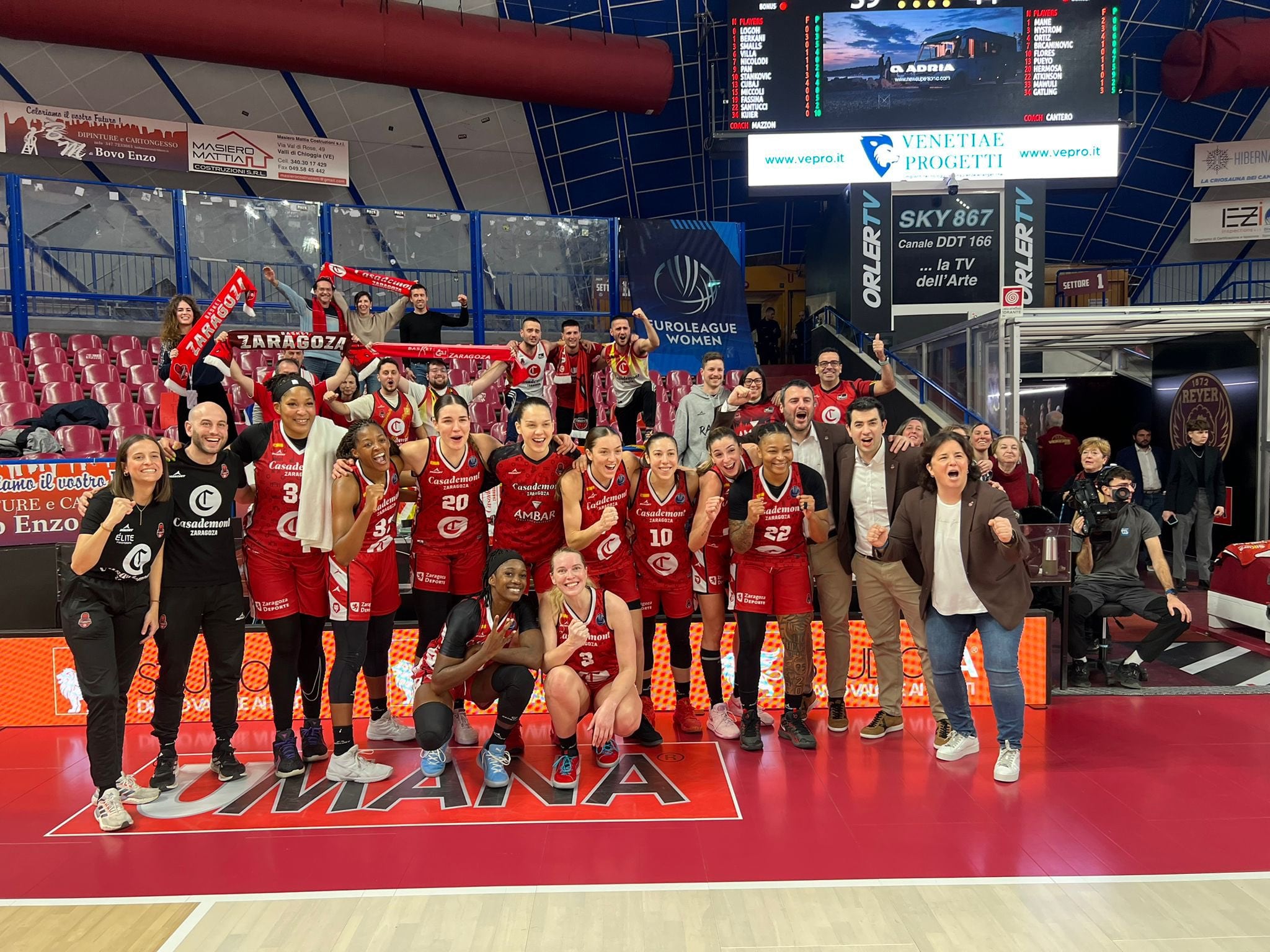 El Casademont celebra la victoria en la pista del Reyer Venezia