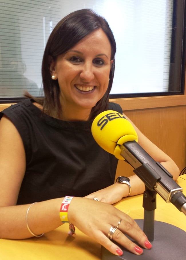 La Consellera de Educación, Cultura y Deportes, Mª José Catalá, con la pulsera promocional de Madrid 2020