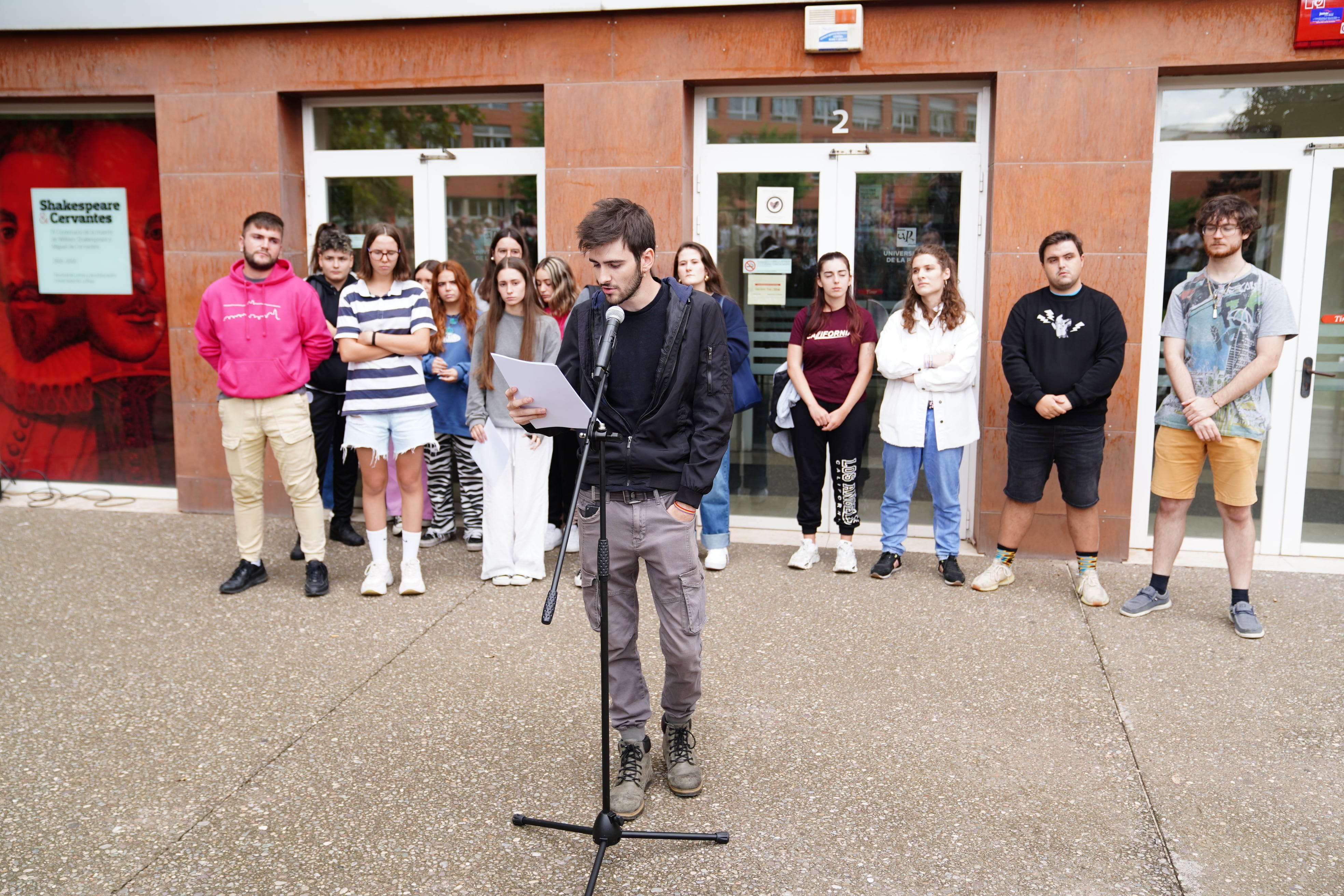 Concentración en la Universidad de La Rioja en repulsa de los mensajes machistas del chat de los estudiantes de Magisterio