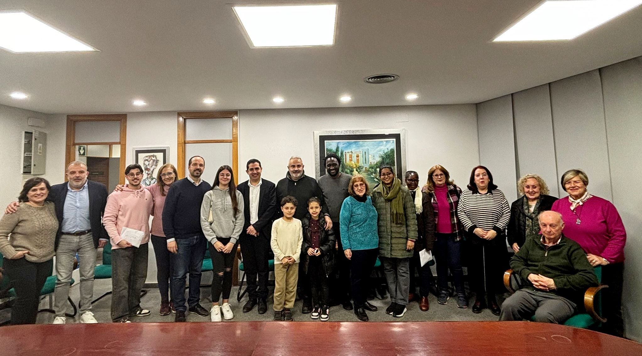 Antonio Francés, alcalde de Alcoy, y Jordi Martínez, edil de Fiestas, junto a los representantes de las cuatro entidades de Aldaia, afectadas por la DANA, que ha recibido el donativo de los paqueteros de los Reyes de Oriente en Alcoy.