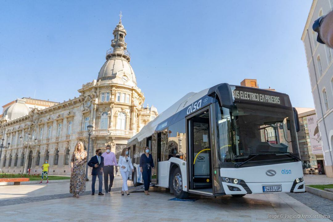 El autobús eléctrico frente al Ayuntamiento