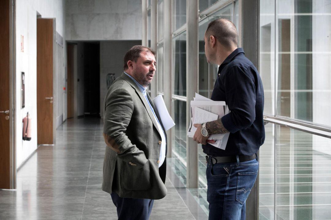 El presidente de la cámara Foral, Unai Hualde (i), conversa con el portavoz del PSN, Ramón Alzórriz, tras la primera reunión este martes de la Mesa del nuevo Parlamento de Navarra