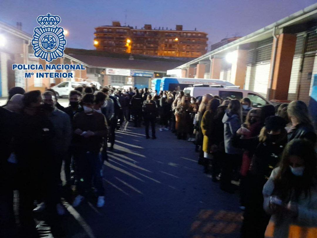 Policía Nacional detuvo anoche en Madrid a 25 personas y sancionó a 69 en cinco fiestas ilegales.