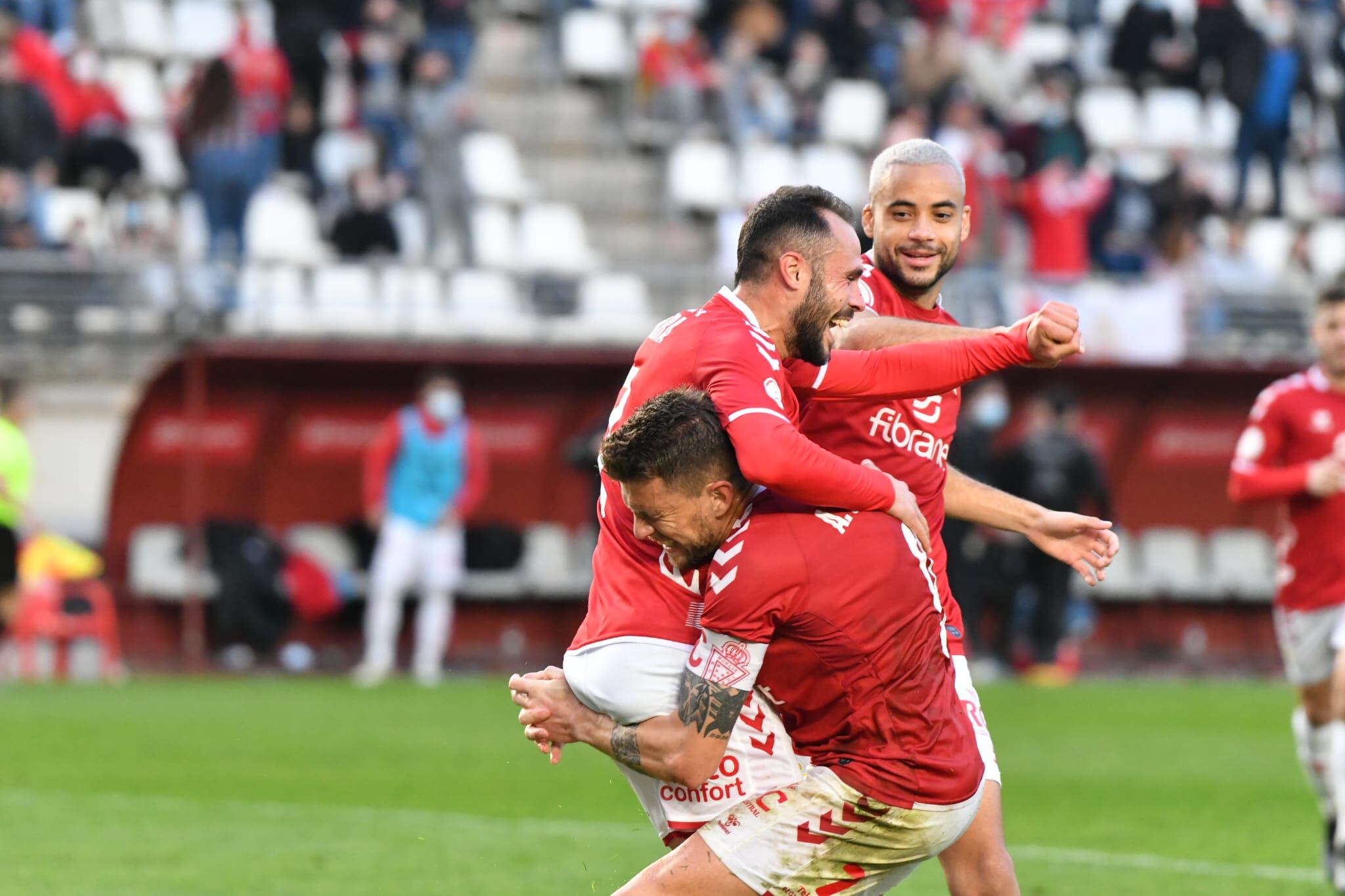 Carrasco abraza a Santi Jara tras su gol