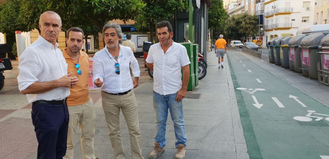 El delegado municipal de Habitat Urbano, Cultura y Turismo, Antonio Muñoz -el primero por la izquierda-, contempla junto a técnicos de Urbanismo el carril bici a su paso por la Plaza de San Agustín