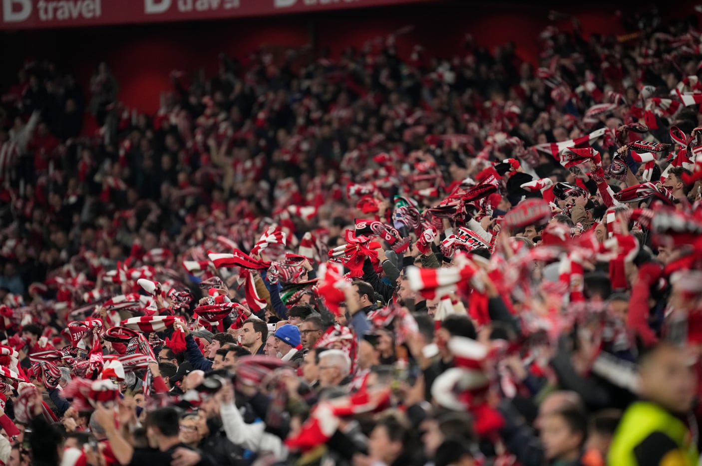 Una de las gradas de San Mamés, repleta de aficionados durante un partido del Athletic